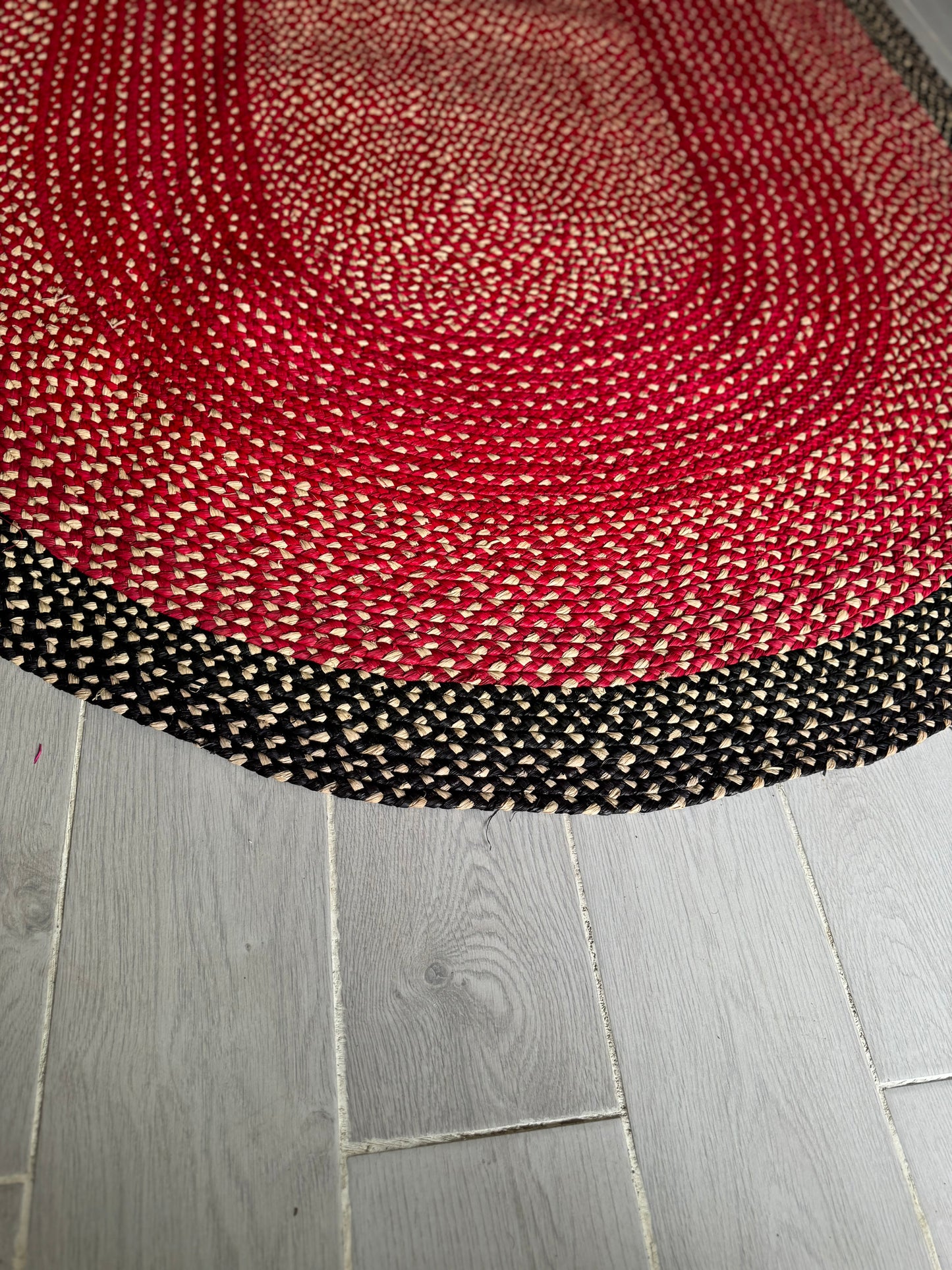 Tapis en raphia rouge et noir ovale