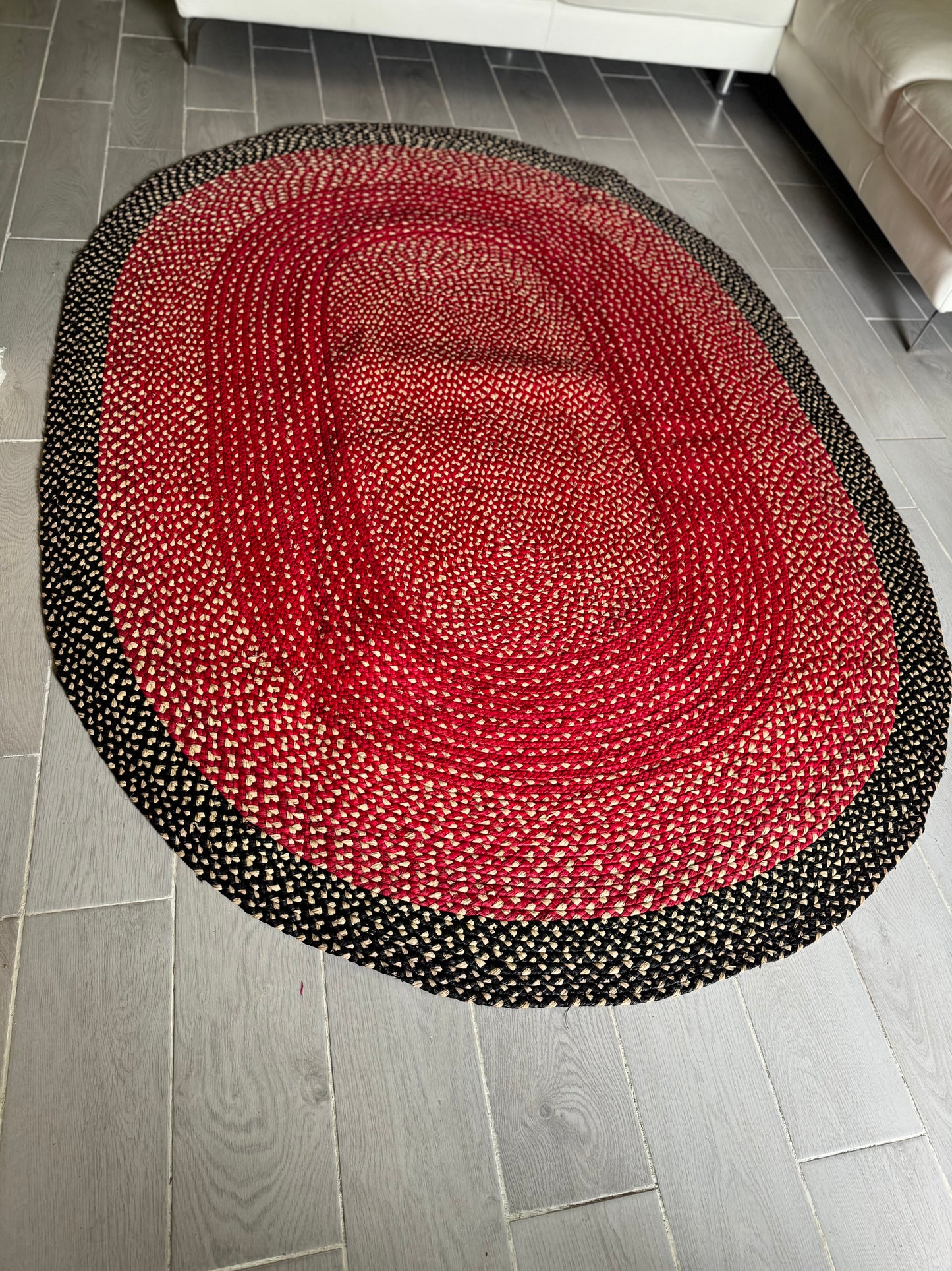 Tapis en raphia rouge et noir ovale